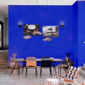 Un mur de salle à manger avec peinture bleu majorelle