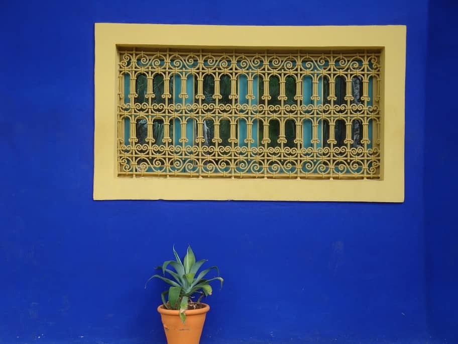 Fenêtre dorée sur mur bleu (Villa Majorelle, Marrakech, Maroc)