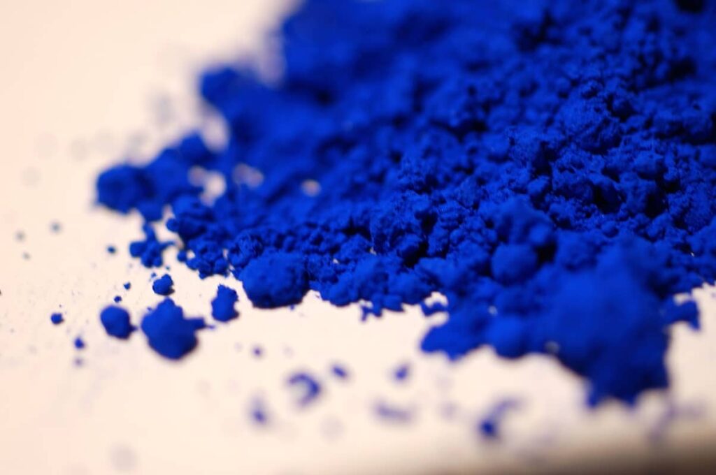 Des pigments de bleu Klein