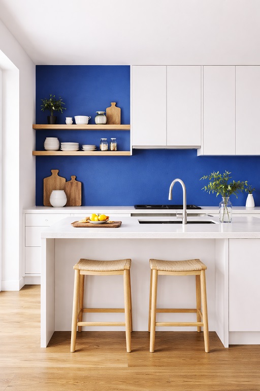 Le Bleu Majorelle et le blanc dans une cuisine