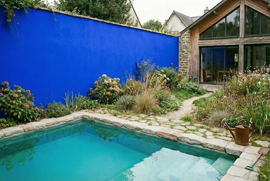 Un mur complet en Bleu Majorelle, derrière la piscine