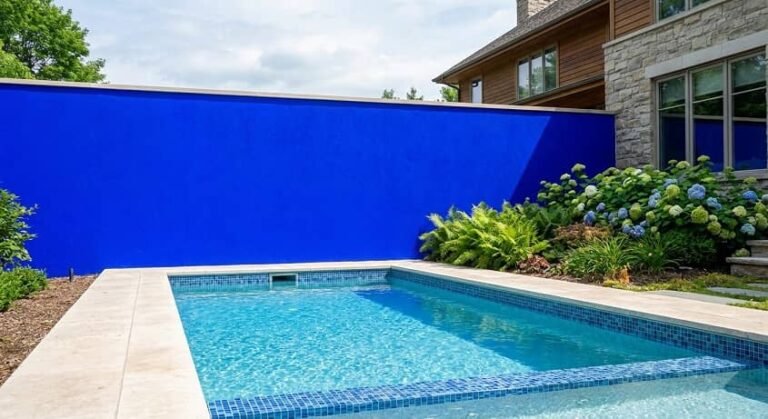 Bleu Majorelle et pierres calcaires fonctionnent à merveille