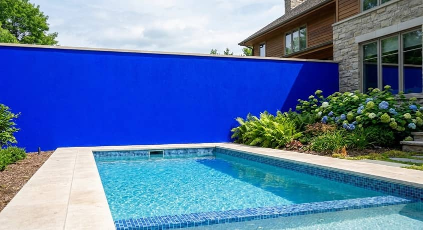 Bleu Majorelle et pierres calcaires fonctionnent à merveille